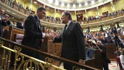 Saludo entre Pedro Sánchez y Mariano Rajoy en el Congreso tras la votación de la moción de censura en junio de 2018.