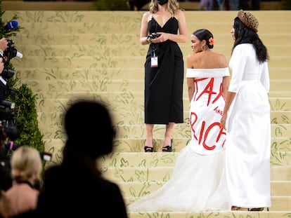 La congresista Alexandria Ocasio-Cortez acude a la gala MET celebrada en Nueva York, el 13 de septiembre de 2021, con un vestido en el que pone "subir los impuestos a los ricos".