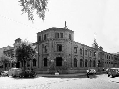 El edificio neomudéjar de la Sociedad de Pompas Fúnebres se construyó en 1898 y fue ampliado entre 1905 y 1907 por Julio Martínez Zapata. Está situado en la calle Fernández de los Ríos esquina con Galileo, y se levantó en estos terrenos porque en la zona se encontraban los cementerios de la capital. En 1985 fue completamente reformado para transformarlo en centro cultural.