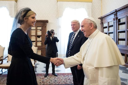 El Papa Francisco saluda a Ivanka Trump.