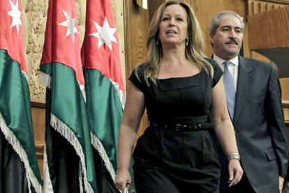 La ministra de Exteriores Trinidad Jiménez, con su homólogo jordano, Nasser Jadeh.