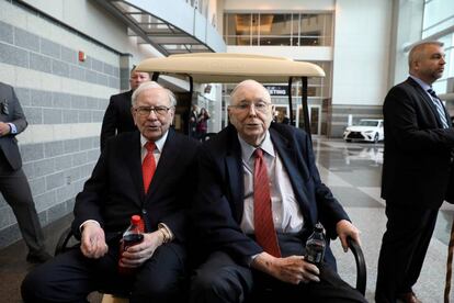 Warren Buffett, presidente de Berkshire Hathaway, y Charlie Munger, vicepresidente del fondo, en la junta anual de accionistas de Berkshire celebrada en mayo de 2019 en Omaha, Nebraska.