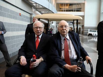 Warren Buffett, presidente de Berkshire Hathaway, y Charlie Munger, vicepresidente del fondo, en la junta anual de accionistas de Berkshire celebrada en mayo de 2019 en Omaha, Nebraska.