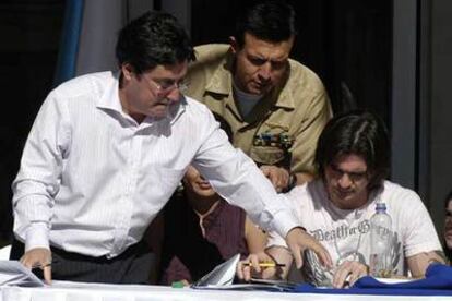 Francisco Santos (i) junto al cantante colombiano Juanes, durante la inauguración de una sala especial para la rehabilitación de víctimas de las minas antipersonales en Cali.