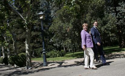 Merkel y Rajoy se dirigen hacia la rueda de prensa.