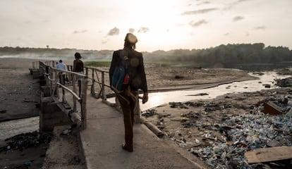 Los activistas de Plastic Punch Henry Amankwah, Fatoumata Jammeh y Richmond 'Legacy' Kennedy Quarcoo caminan hacia una playa contaminada en Accra, Ghana, en abril de 2019.