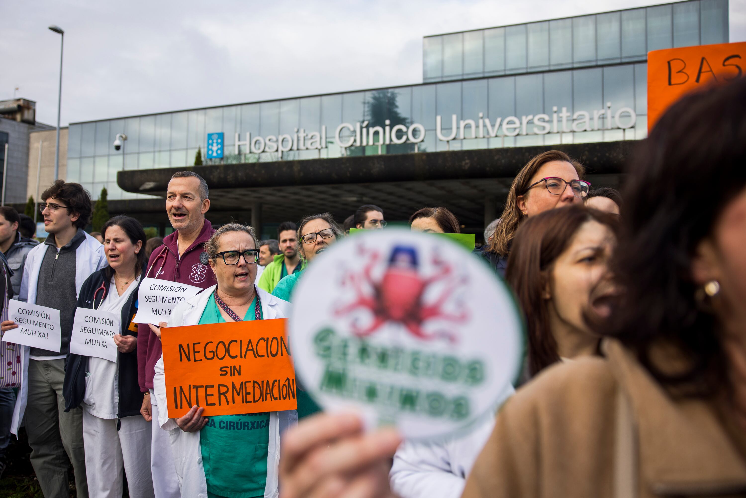 Huelga de médicos en el Centro Hospitalario Universitario de Santiago de Compostela, este miércoles. 