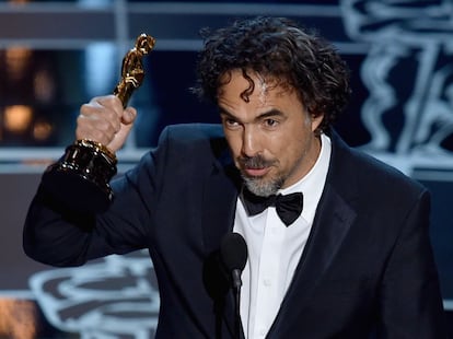 El director mexicano Alejandro González Iñárritu recoge el Oscar de mejor director por 'Birdman'.