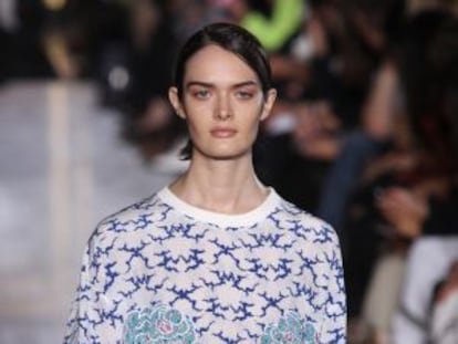 Un modelo de la propuesta de Stella McCartney en Par&iacute;s.  