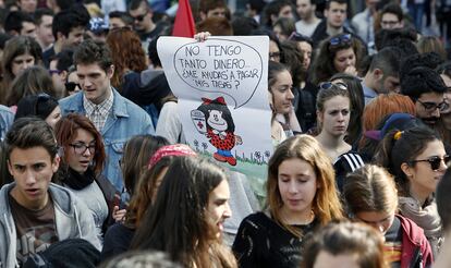 Estudiantes protestan por las calles de Valencia.