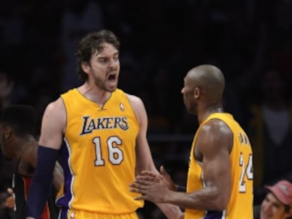 Gasol, junto a Kobe Bryant.