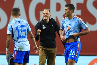 Luis Enrique celebra la victoria con Yeremi Pino.