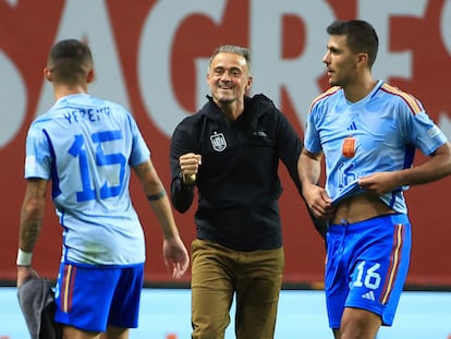 Luis Enrique celebra la victoria con Yeremi Pino.