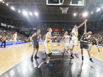 Una de las jugadas del último aprtido del Uxue en Miribilla.