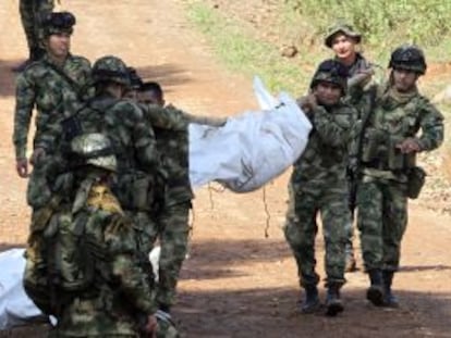 Militares colombianos portan el cuerpo de un soldado asesinado por las FARC.