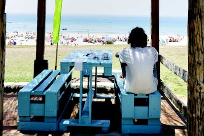 El Sirocco, en la ensenada de Bolonia (Tarifa), es terraza 'lounge' y escuela de navegación con una opción para bucear.