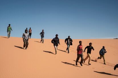 Refugiados eritreus caminham perto da fronteira entre Egito, Líbia e Sudão, no deserto do Saara, em 2014