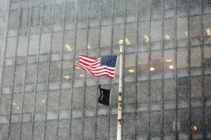 La bandera de Estados Unidos ondea en un edificio de Nueva York.