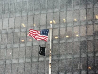 La bandera de Estados Unidos ondea en un edificio de Nueva York.