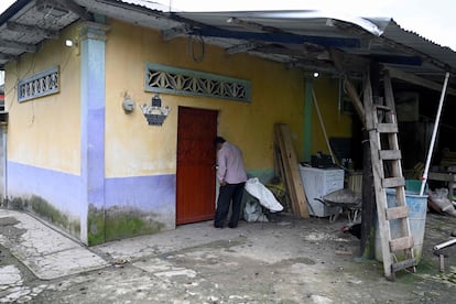 Seguidores de la secta Lev Tahor, afuera de un albergue en Chiapas, al sur de México, el pasado 28 de septiembre.