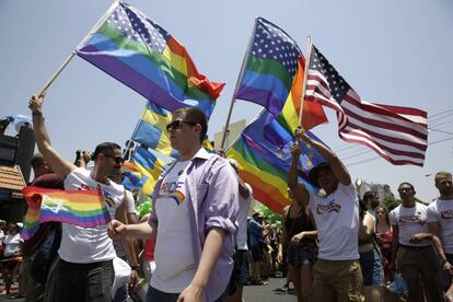 El embajador de Estados Unidos en Israel, David Friedman, también quiso apoyar las celebraciones con un tuit en el que alababa la marcha. “Promover, proteger y avanzar en derechos humanos -incluidos los derechos de las personas LGTB- es desde hace tiempo la política de Estados Unidos”, escribió bajo una foto de un grupo con banderas americanas que sostenía la enseña del arcoíris.