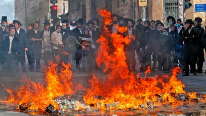 Protesto de ultraortodoxos contra o confinamento, na terça-feira, no bairro de Mea Shearim, em Jerusalém.