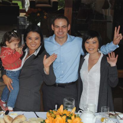 Keiko Fujimori (izquierda) desayuna con su hija, su marido, Mark Villanella, y su hermana Sachi.
