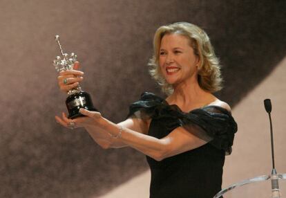La actriz Annette Bening, recibe el Premio Donostia, durante la celebración del Festival de Cine de San Sebastián en 2004.