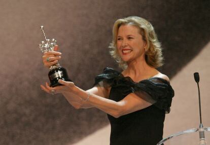 La actriz Annette Bening, recibe el Premio Donostia, durante la celebración del Festival de Cine de San Sebastián en 2004. 