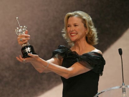 La actriz Annette Bening, recibe el Premio Donostia, durante la celebración del Festival de Cine de San Sebastián en 2004. 