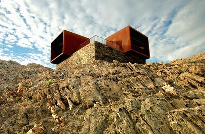 <b>PARATGE DE TUDELA, CABO DE CREUS (GIRONA) / EMF Y ARDÈVOLS ASSOCIATS. </b>Viento, piedra, mar. Estos dos cubos de acero corten que miran al Mediterráneo forman parte de un ejemplar proyecto de recuperación de un tramo de costa del cabo de Creus, en Cadaqués, donde en los años sesenta se levantó un peculiar resort hotelero de Club Med con 400 habitaciones.