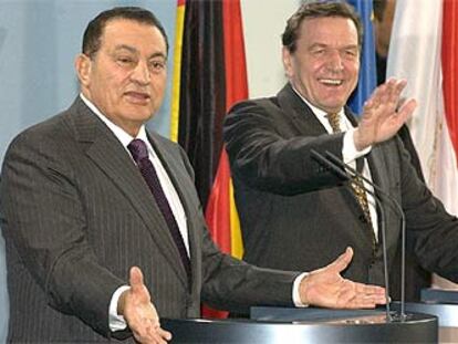 El presidente egipcio, Hosni Mubarak (izquierda), y el canciller alemán, Gerhard Schröder, ayer en Berlín.