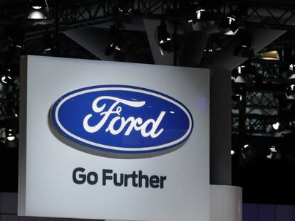 Logotipo da Ford no Salão do Automóvel de Nova York.