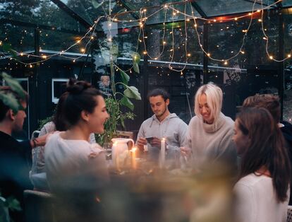 Mantener con empeño la vida social para compensar la horas de trabajo en soledad.