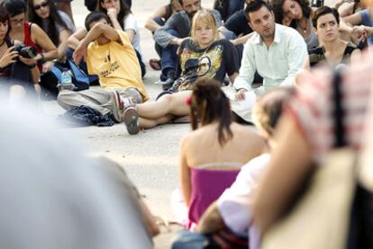 Katerina,  con las piernas cruzadas en el centro de la imagen,  asiste a una asamblea de agredidos por la policía celebrada ayer en la plaza de Oriente.