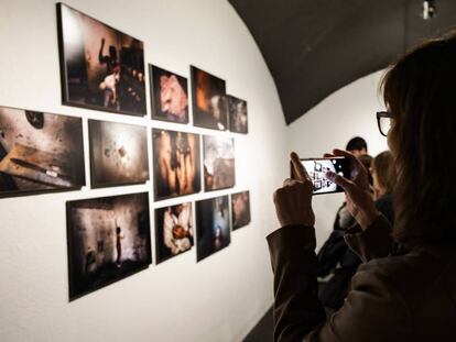 Una visitante fotografía una exposición durante la Nit dels Museus, en Barcelona. 