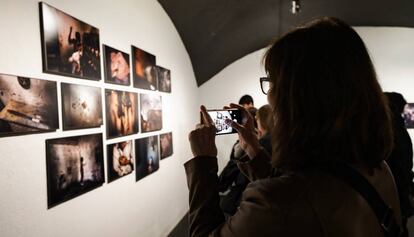 Una visitante fotografía una exposición durante la Nit dels Museus, en Barcelona. 