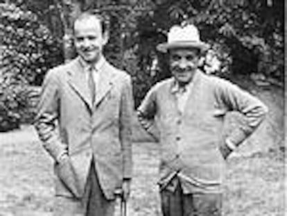 José Ortega Spottorno con su padre, Ortega y Gasset, en Sintra (Portugal), en 1943.