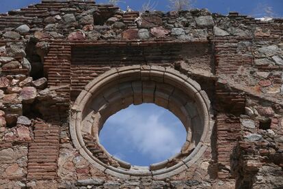 Aunque no se conservan completas, aún se mantienen las bóvedas románicas de cañón de las capillas de la cabecera, dos arcos perpiaños de la nave de la iglesia y un arco inferior del antiguo coro.