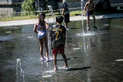 Varios niños se divierten en los 'chorros' de Madrid Río.