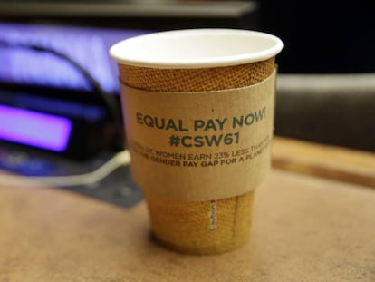 'Igual salario ya'. Un vaso abandonado en una de las salas de la sede la ONU durante la Comisión del Estado de las Mujeres el pasado marzo.