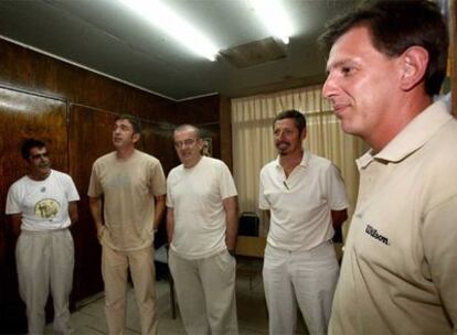 Cinco etarras, en México en 2006, en un encuentro con medios internacionales antes de ser extraditados.