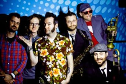 De izquierda a derecha, Reel big fish son Derek Gibbs, Ryland Steen, Aaron Barrett, Matt Appleton, John Christianson y (abajo) Dan Regan.