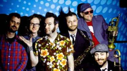 De izquierda a derecha, Reel big fish son Derek Gibbs, Ryland Steen, Aaron Barrett, Matt Appleton, John Christianson y (abajo) Dan Regan.