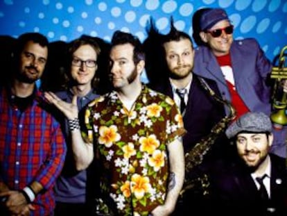 De izquierda a derecha, Reel big fish son Derek Gibbs, Ryland Steen, Aaron Barrett, Matt Appleton, John Christianson y (abajo) Dan Regan.