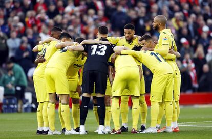 Los jugadores del Villarreal se agrupan antes de enfrentarse al Liverpool en Anfield.