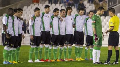 Los jugadores del Racing de Santander, en el plante de la Copa del Rey. 