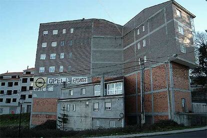 Edificios de viviendas en una calle de Maceda (Ourense).