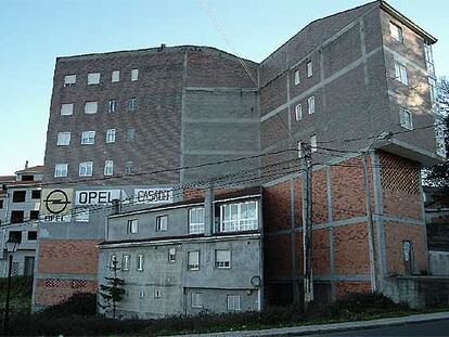 Edificios de viviendas en una calle de Maceda (Ourense).