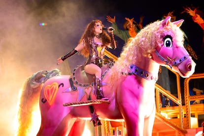 Chappell Roan interpreta 'Pink Pony Club' subida a un pony gigante.